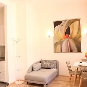 flowers-apartments.praguehotelsweb.com/